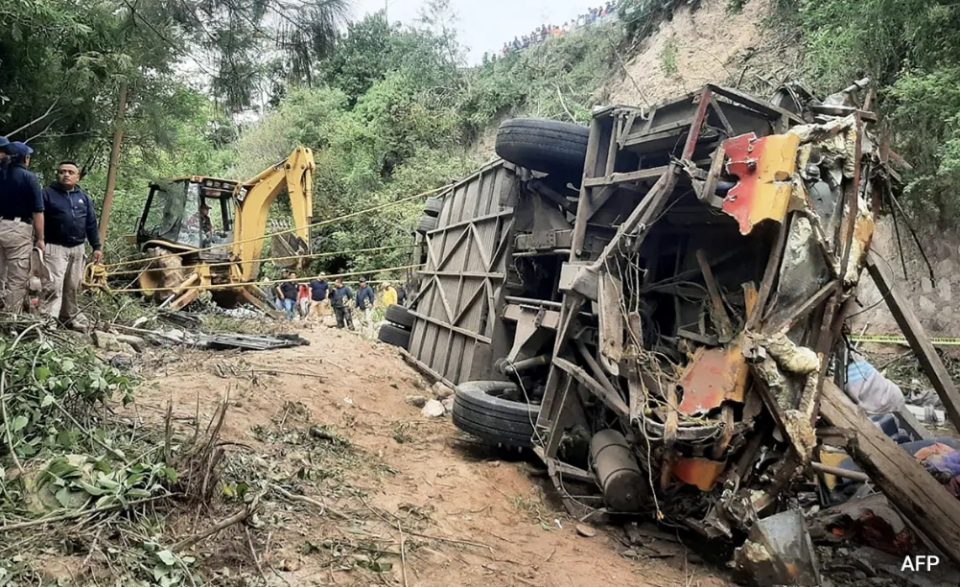 ВИДЕО: Автобус падна во провалија во Мексико, најмалку 27 загинати, меѓу нив и бебе