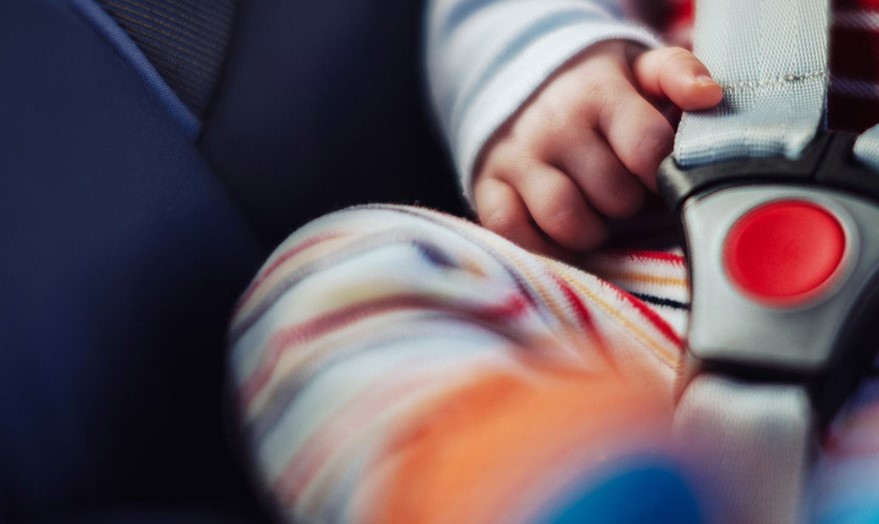 Ќе патувате сами со бебе? Еве кое место во автомобилот е најбезбедно за него!
