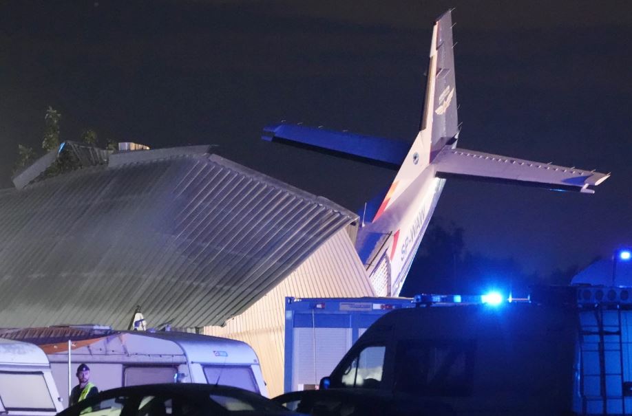 ФОТО: Најмалку пет жртви при пад на „Цесна“ во Полска, авионот се урнал врз хангар