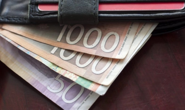 Во Србија просечна плата во мај изнесувала 734 евра, но половина вработени работеле за помалку од 564 евра