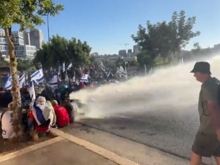 Немири во Ерусалим: Полицијата употреби водени топови, приведени шестмина демонстранти (ВИДЕО)