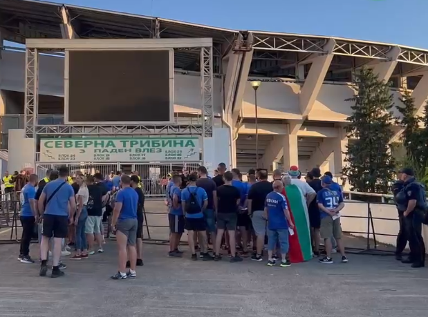 ВИДЕО: Неофицијално навивач на Левски во Скопје е ПРОБОДЕН СО НОЖ – се бори за живот?!