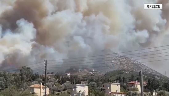 ВИДЕО: Трет ден беснеат пожарите во Атика и на Пелопонез