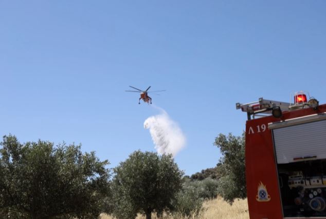 Грција: 600 пожарникари ги гаснат трите активни пожари