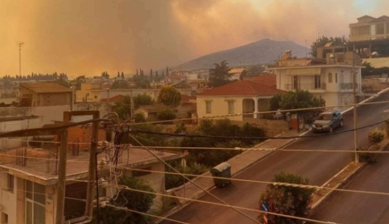 Се разгоре пожарот во близина на грчките градови Волос и Ламиа, зафати и магацин со муниција
