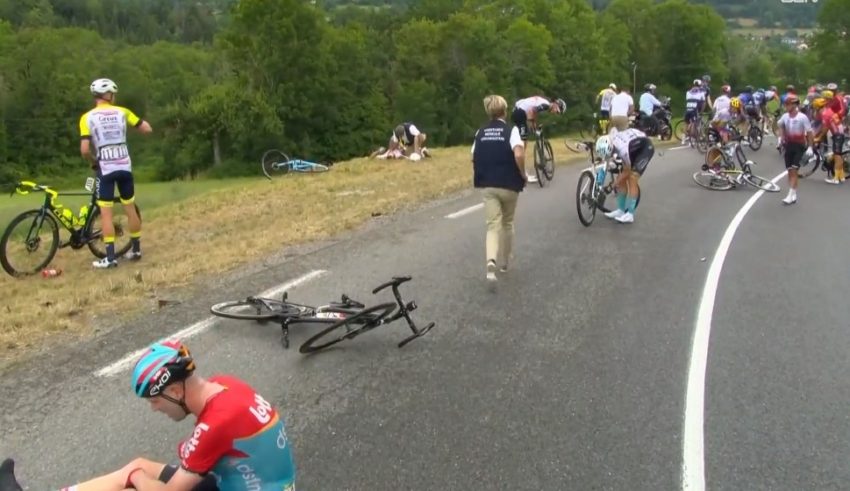 Хаос на Тур де Франс: Повредени велосипедисти лежат на патот, Брзата помош ги пренесува во болница (ВИДЕО)