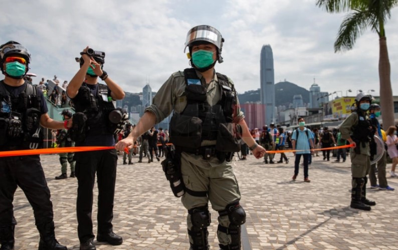 Полицијата во Хонг Конг обвини осум активисти во странство за тешки кривични дела и распиша награда за нивното апсење
