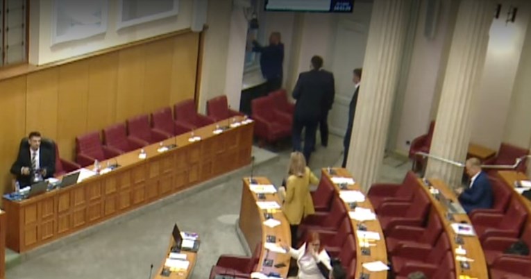 (ФОТО+ВИДЕО) Невреме во Хрватска: Во парламентот протече вода за време на вонредна седница