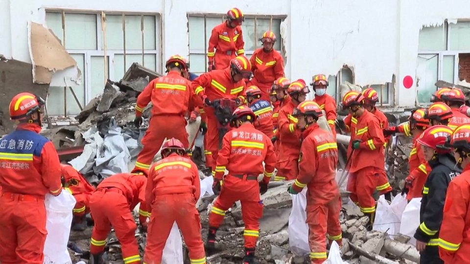 Кина: 11 лица загинаа при уривање покрив на училишна фискултурна сала