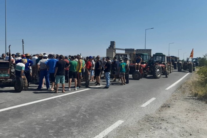Овчеполските земјоделци втор ден на протест