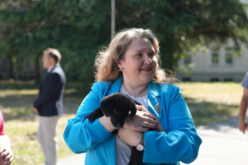 ФОТО: Кученце се качи на бината додека зборуваше Петровска – министерката одлучи да го вдоми