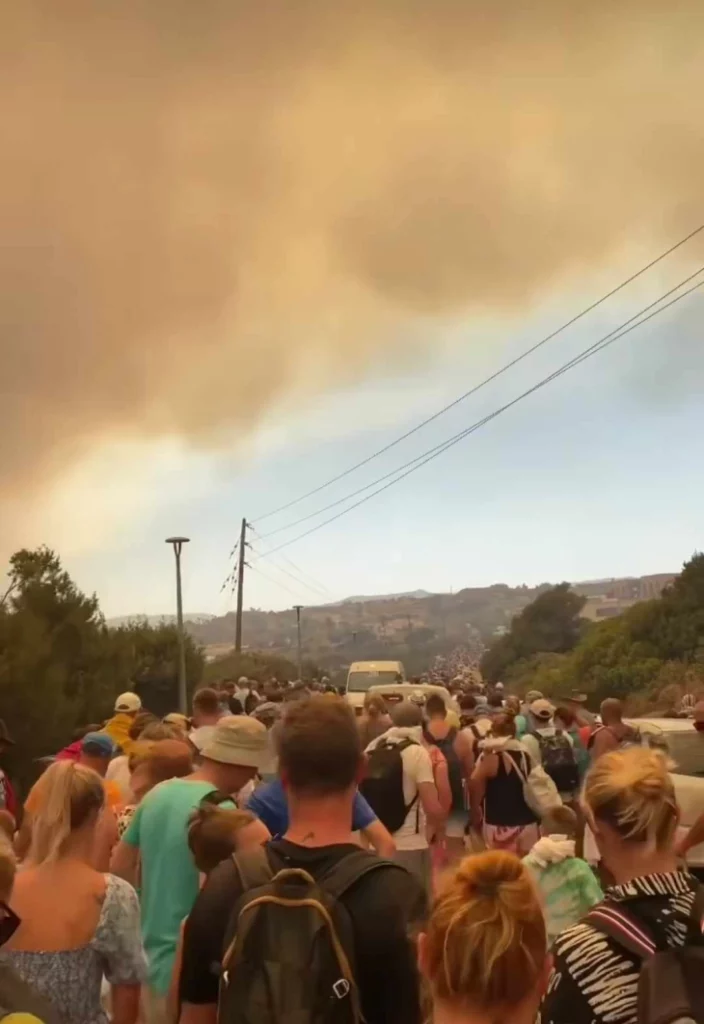 Мицотакис: Една седмица бесплатно на Родос за оние кои го прекинаа одморот на островот поради пожарите