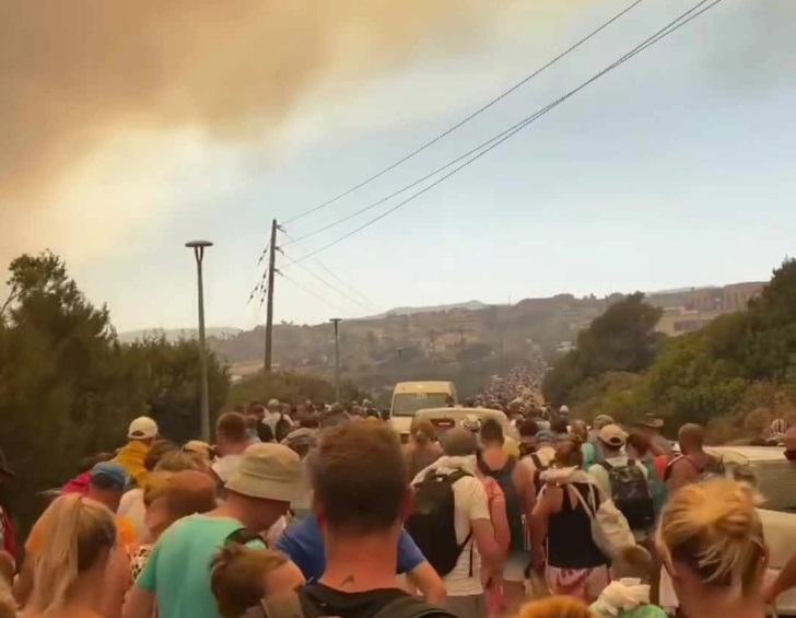 ФОТО: Се евакуираат хотели на грчкиот остров Родос, пожарот и понатаму вон контрола