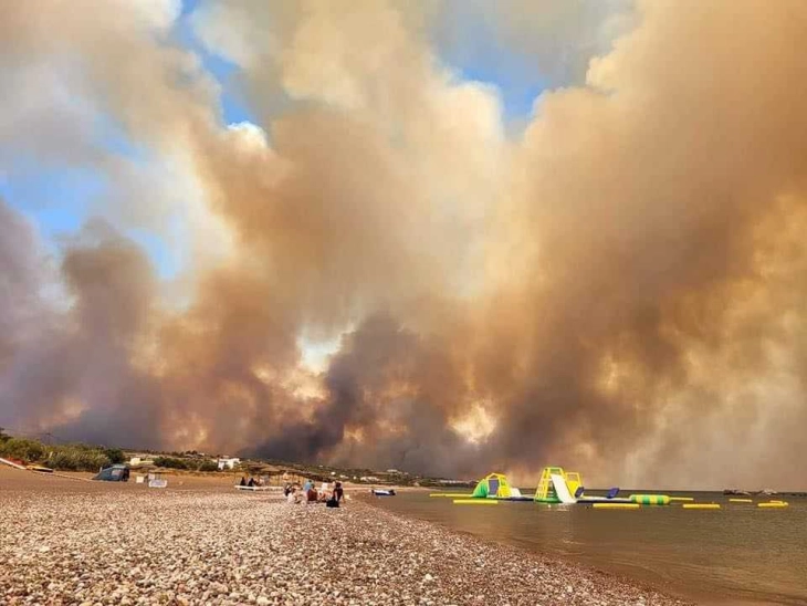 Засега нема македонски државјани кои побарале помош поради големите шумски пожари на Родос