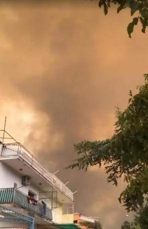 Голем пожар кај Шибеник: Го гаснат шест авиони, луѓе бегаат од апартманите (ВИДЕО)