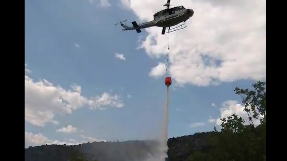 Пожар кај Демир Капија, во гасењето се вклучува полициски хеликоптер