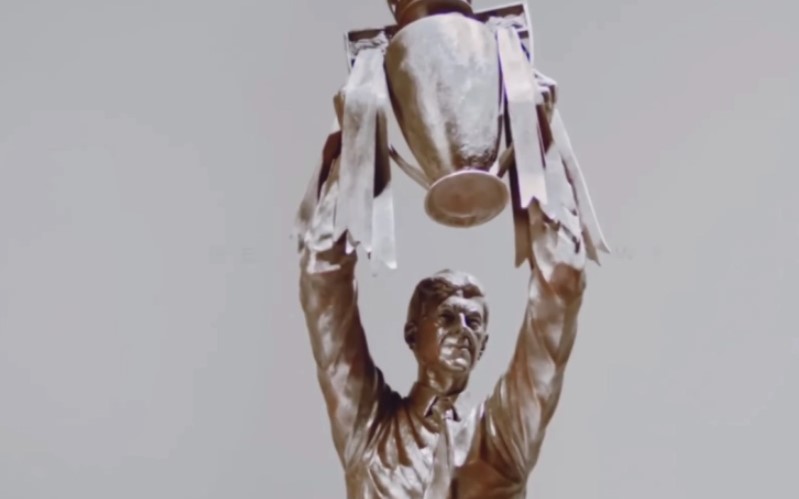 Откриена статуа на Арсен Венгер пред стадионот на Арсенал