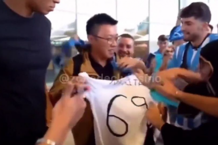 И ова е начин да се бориш со управата: Навивачите на Малага направија шоу на аеродром, потпишаа со турист!