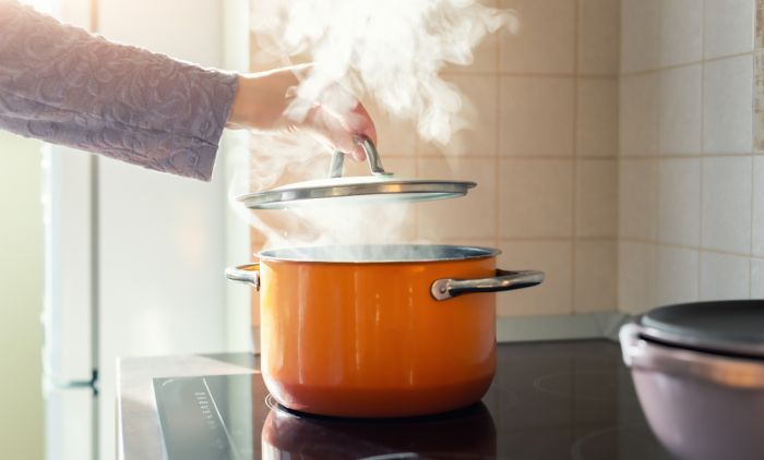 Неутрализирајте ги НЕПРИЈАТНИТЕ МИРИСИ по готвењето: Трик од само две состојки кој може да ви помогне