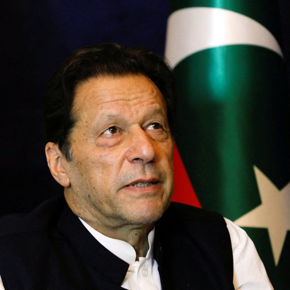 Поранешниот пакистански премиер Имран Кан доби петгодишна забрана да се занимава со политика