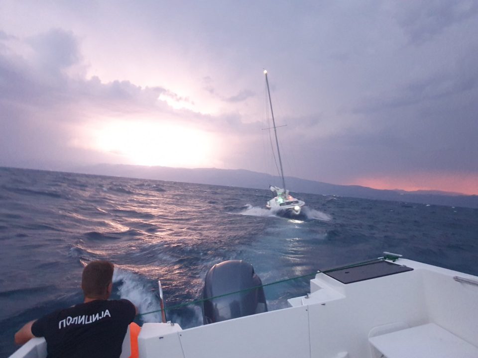 Езерската полиција спаси пет лица од едрилица во Охридското Езеро (ВИДЕО)
