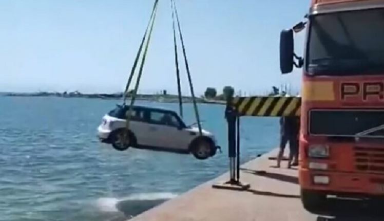 Драма на Халкидики: Автомобил заврши во море на плажата во Неа Мудања (ВИДЕО)