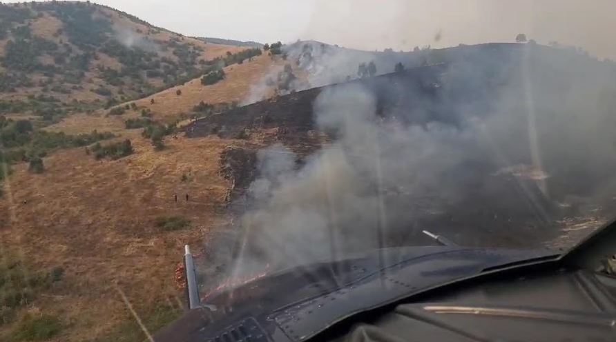 ВИДЕО: Полициските хеликоптери исфрлија над 45 тони вода, локализирани пожарите во Кривогаштани и Сарај