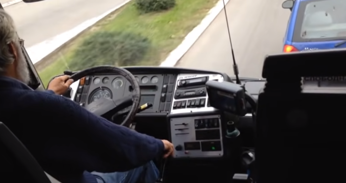 Автобус со српски туристи бил каменуван во Македонија