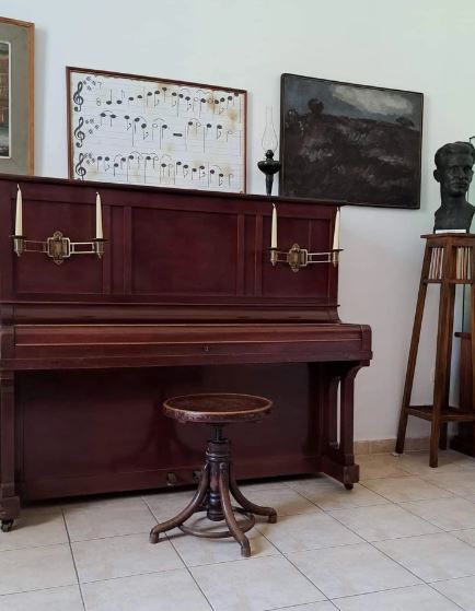 Во спомен собата на Хаџиманов донесено столчето за пијаното на кое музицирал најпознатиот и прв етномузиколог во Македонија
