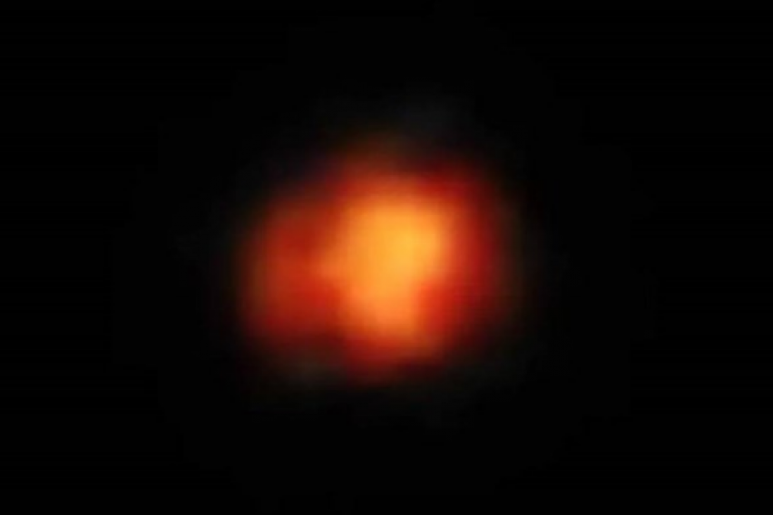 ВИДЕО: Потврдено: Оваа црвена дамка е една од најстарите галаксии во вселената