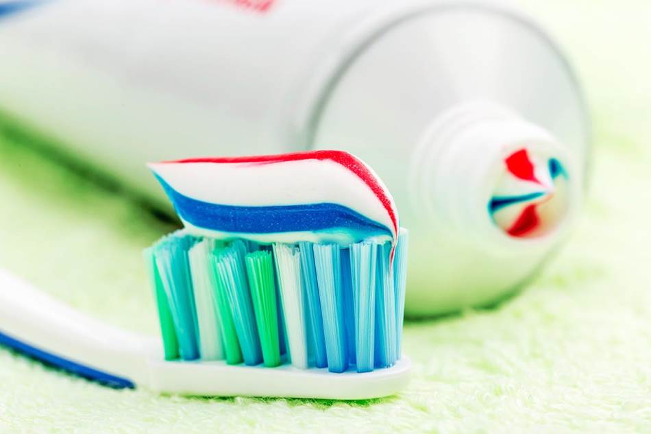 Дали знаете што значи црвената, сината и белата боја на пастата за заби? Секоја од нив има ЦЕЛ, а еве од ШТО СЕ СЕ СОСТОИ