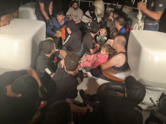 Грчката крајбрежна служба во шест случаи спасила над 200 бегалци и мигранти