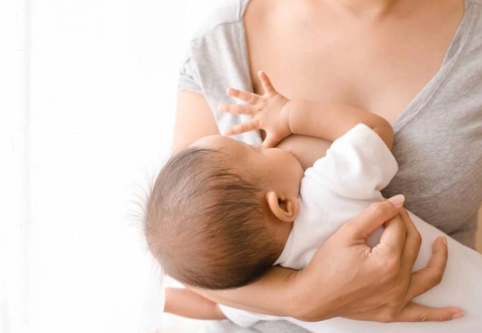 Неонатолозите апелираат вработените мајки да го користат правото на пауза за доење на своите новороденчиња