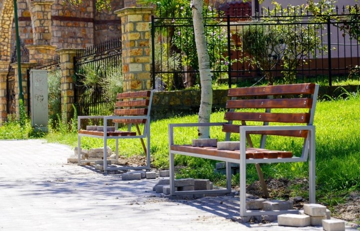 Се поставува нова урбана опрема во Младинскиот парк во Велес