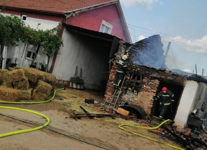 Пожар во селото Костурино, изгореа помошни простории од семејна куќа