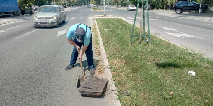 Поради најави за невреме, се расчистуваат сливниците и шахтите на критичните точки и сите подвозници во градот