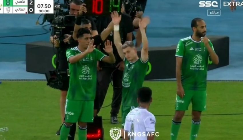 ВИДЕО: Алиоски го одигра последниот натпревар за Ал Ахли, навивачите го поздравија со овации