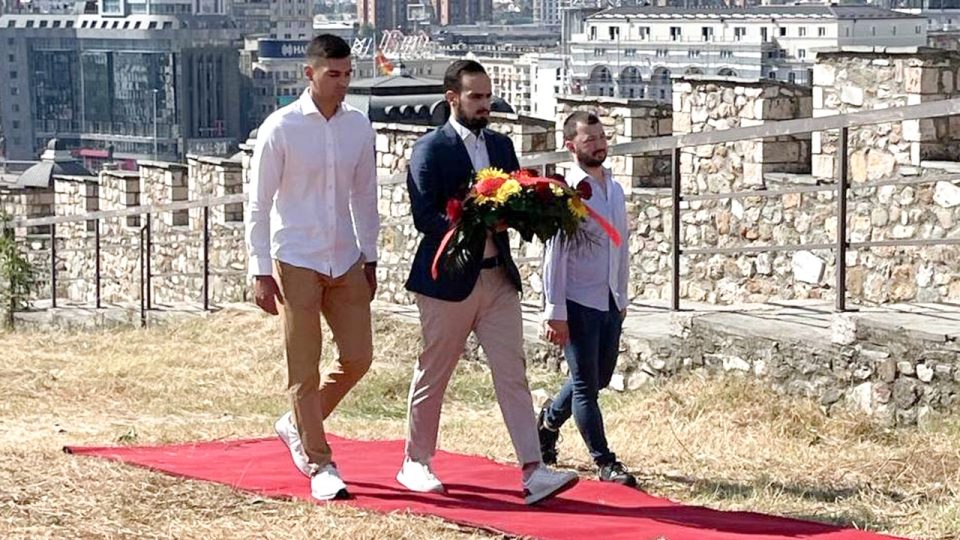 УМС положи цвеќе на Споменикот на Слободата- „Сила, слава и победа” на Тврдината Кале во Скопје