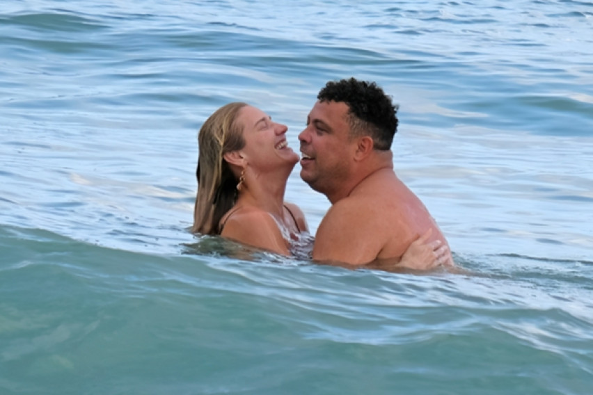 ФОТО: Роналдо снимен на плажа со 14 години помладата вереница, изгледа непрепознатливо
