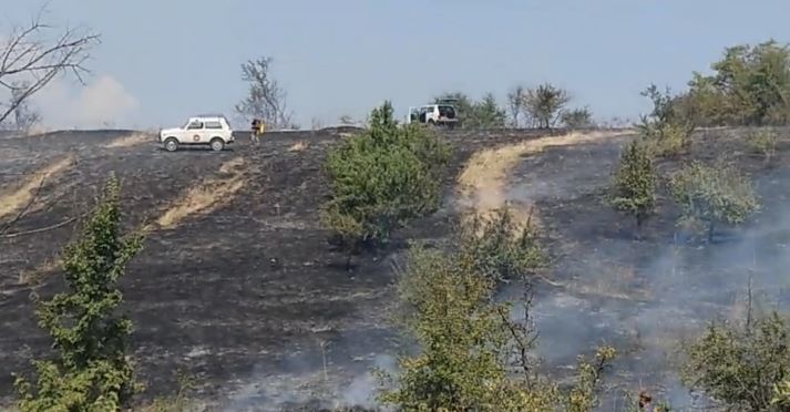 ВИДЕО: Уште едно разгорување на пожарот кај Ајватовци, втор хеликоптер на МВР се вклучи во гаснењето