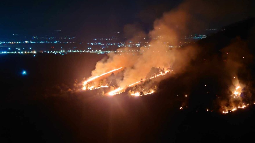 Гори силен оган, но пожарот е под делумна контрола: Пожарникарите уште гаснат во Ајватовци, ако не изгаснат утре ќе се активираат хеликоптери