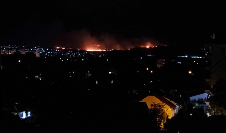 Пожарот во Илинден станал опасност за селото и манастирот: Градоначалникот Георгиевски на терен, состојбата ќе се следи цела ноќ
