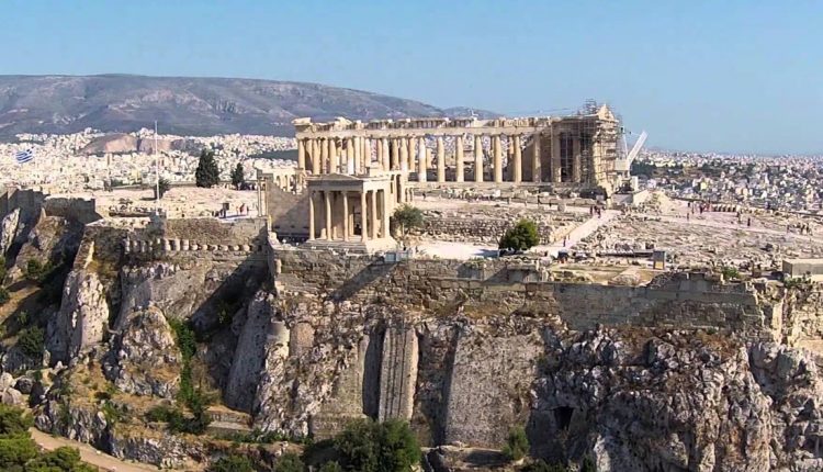 Нови правила од утре во Атина: Само 20.000 туристи ќе може да направат селфи кај Акропол