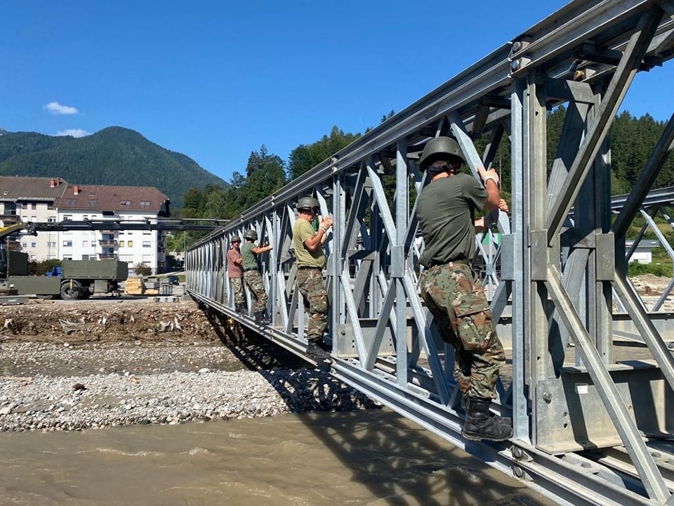 ФОТО: Припадниците на АРМ учествуваа во експресно поставување на нова конструкција на мост во Словенија