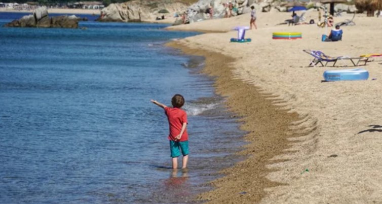 Драма на плажа на Халкидики: Мало дете пронајдено само, еве зошто неговиот дедо ќе има проблем