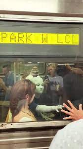 „Вонземјанин“ се вози по метроата во Њујорк