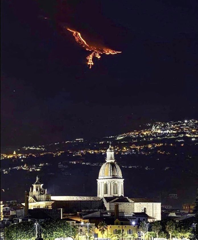 Необјаснива глетка по ерупцијата на вулканот Етна: Ноќта на небото осамна огнен феникс (ВИДЕО)