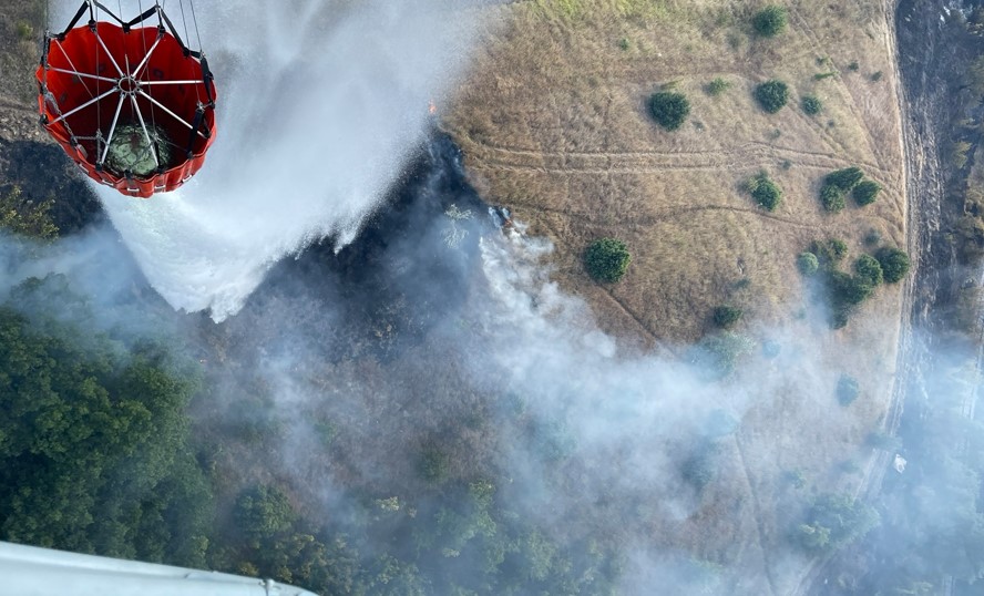 ВИДЕО: Локализиран пожарот во велешко, хеликоптерот на МВР го гаснеше со 36 тони вода
