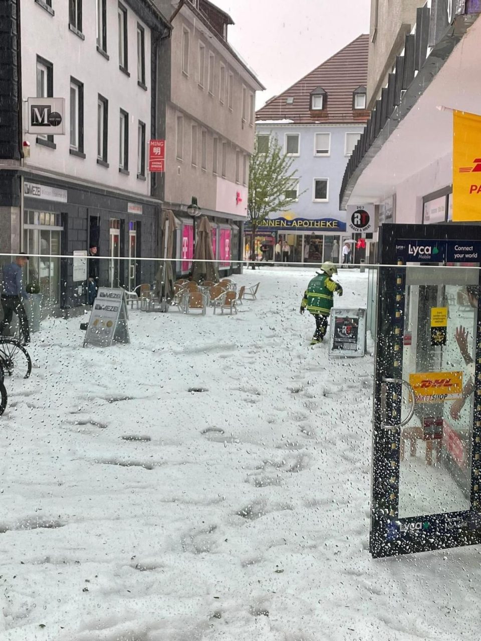 ФОТО: Побеле град во Германија, неверојатни снимки по силното невреме