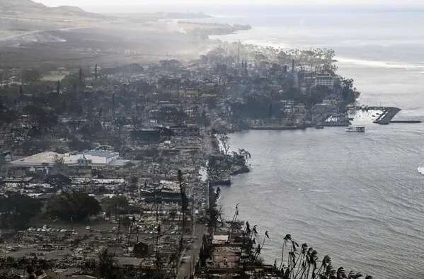 (ВИДЕО) Хеликоптерска снимка покажува како страшниот пожар „проголта“ цел остров, бројот на загинати се искачи на 53